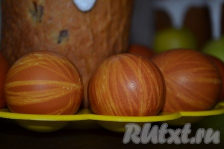 Затем яйца остудить, нити снять. Для получения блеска смазать окрашенные яйца капелькой растительного масла.
