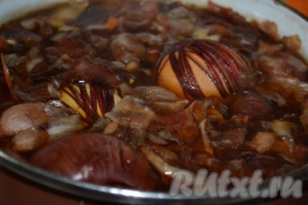 Вскипятить воду с луковой шелухой. В закипевший раствор с шелухой опустить обмотанные нитками яйца, варить до желаемого состояния желтка.
