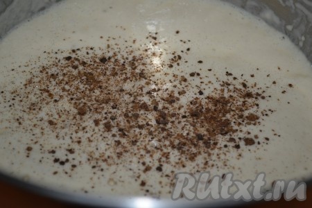 В готовую опару добавить свежемолотый душистый перец, соль, растопленное сливочное масло, перемешать и начать вводить в опару муку.
