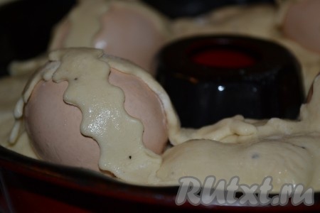 Дать тесту еще немного времени подняться, затем аккуратно выложить на каравай хорошо вымытые яйца (4 штуки), слегка вдавливая их в тесто. Отложенное тесто для украшения каравая раскатать и нарезать на полоски одинаковой ширины. Переплести сверху яйца полосками теста. Верх неапольского каравая смазать взбитым яйцом.
