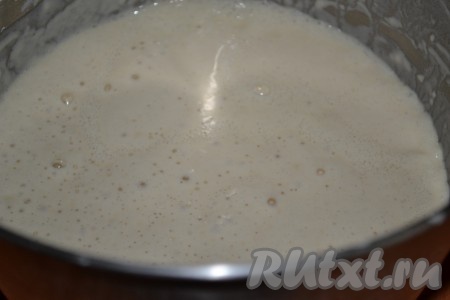 Развести дрожжи в теплой воде, добавить сахар и две столовые ложки муки. Накрыть опару салфеткой и поставить в теплое место до появления пышной "шапочки".
