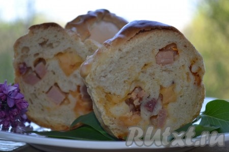 Каравай готов. Он вкусен как в горячем, так и в холодном виде.
