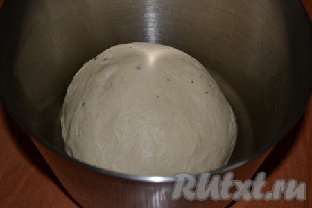 Замесить очень мягкое, не липнущее к рукам тесто. Накрыть посуду с тестом и убрать для подхода в теплое место.
