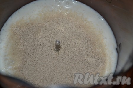 Сахар, дрожжи и две чайные ложки муки всыпать в теплое молоко, перемешать и оставить опару на 15-20 минут в тёплом месте, чтобы дрожжи ожили.
