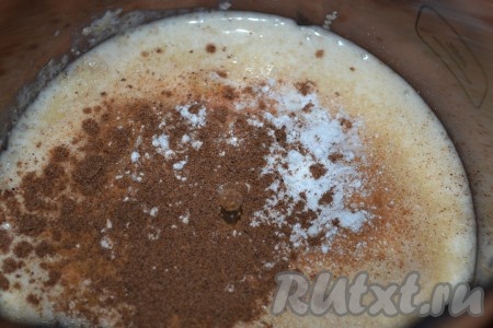 В готовую опару добавить слегка взбитое яйцо, растаявшее сливочное масло, молотый миндаль,&nbsp;ванилин и перемешать.
