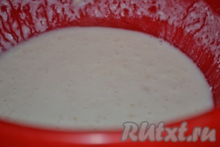 Всыпать сухие дрожжи в теплый кефир, добавить сахар и столовую ложку муки. Перемешать и поставить в теплое место, накрыв влажной салфеткой, на 15 минут.