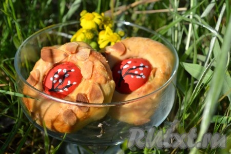 Отправить выпекаться в духовку, разогретую до 180 градусов, на 20-25 минут (но время может сильно зависеть от вашей духовки). Остывшие "пасхальные гнездышки" украсить, руководствуясь своей фантазией.