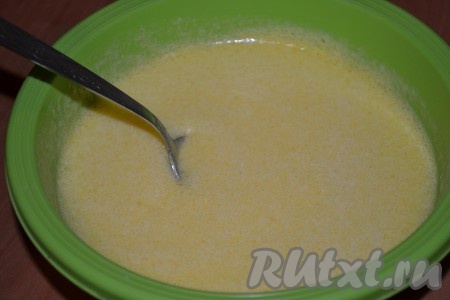 Влить в полученную яичную массу кефир. Аккуратно перемешать.
