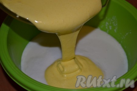 Одно яйцо взбить с сахаром и щепоткой соли до образования густой однородной массы.
