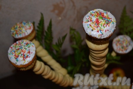 Готовое пасхальное дерево, украшенное маффинами, ставим в вазу и можно отправлять на праздничный стол.
