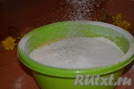 Добавить в тесто для маффинов просеянную муку и разрыхлитель.
