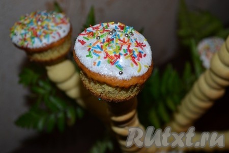 Затем тесто нужно раскатать, нарезать на полоски одинаковой ширины и накрутить на подготовленную ветку дерева (вишни, черешни).
