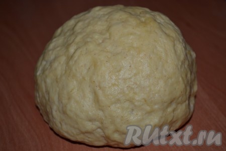 Хорошо перемешиваем и, постепенно добавляя просеянную муку, замешиваем тесто и оставляем "отдохнуть" минут на 10-15.
