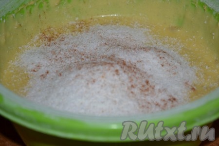 Добавить кокосовую стружку, молотую корицу и цедру, снятую с одного лимона.
