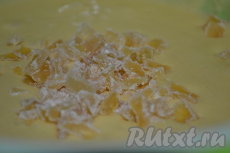 Цукаты мелко нарезать и добавить в тесто.
