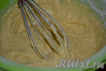 Теперь приготовим тесто для выпекания пасхального дерева. Сливки вливаем в тёплое молоко, добавляем соду, яйцо, соль, сахар и ванилин.
