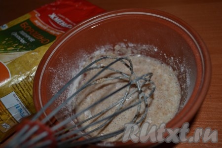 Добавим к опаре 50 грамм муки, перемешаем, накроем влажным полотенцем и оставим на 30 минут в теплом месте.
