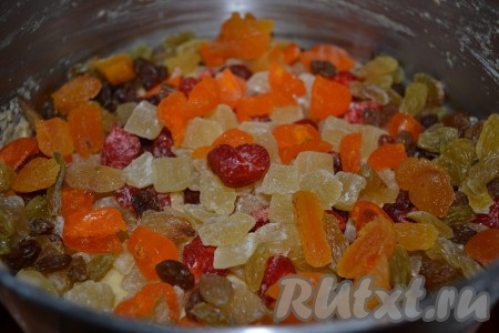 Добавляем различные цукаты и сухофрукты (у меня: изюм, сушеные ананасы и вишня, нарезанные курага и кумкват).
