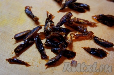 У фиников удалить косточки, нарезать соломкой.