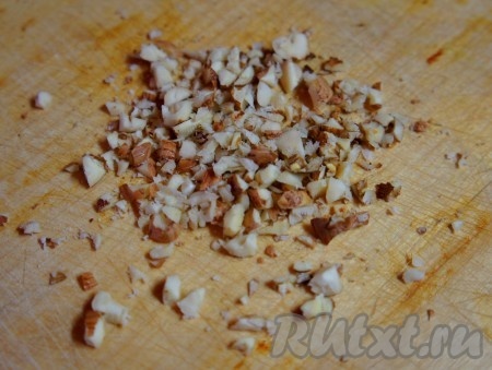 Фундук порезать ножом.