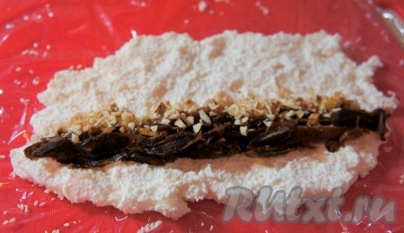 Творог разложить по периметру плёнки, добавить финики, фундук.