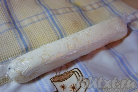 Свернуть плотным рулетом. С помощью пищевой плёнки это будет достаточно легко.