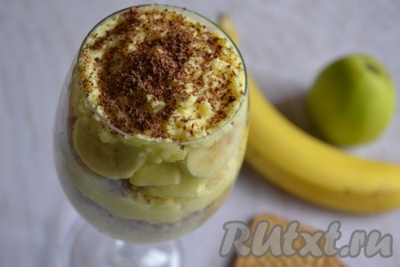 Сверху тонким слоем на фрукты выложить ранее отложенную прогретую творожную массу, посыпать натертым шоколадом и подать десерт к столу.
