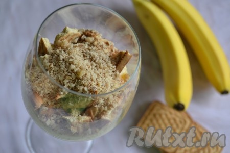 Следующим шагом будет добавление измельченных и ранее подсушенных в духовке грецких орехов.
