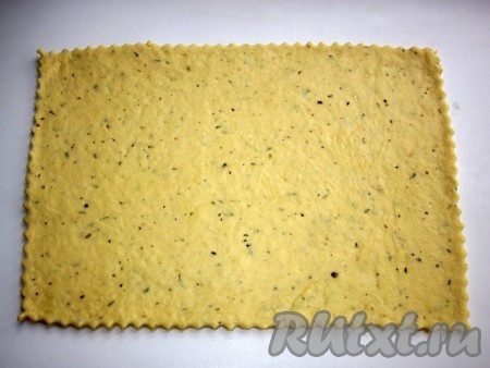 Формируем пирог. Тесто обминаем и раскатываем в пласт, обрезаем края. Обрезки нам в дальнейшем пригодятся.
