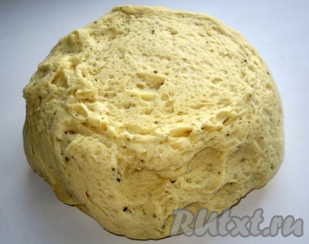 Пока готовили начинку, наше тесто уже поднялось.
