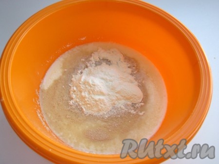 Добавляем две столовые ложки муки.
