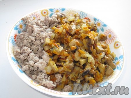 Соединяем мясо и грибы с овощами.
