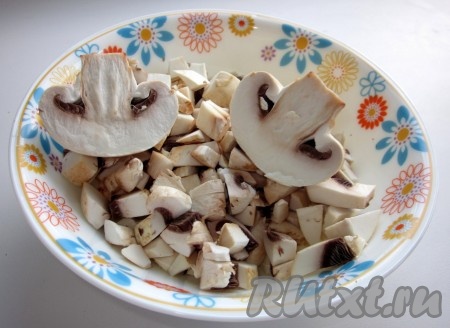 Шампиньоны нарезаем кубиками.
