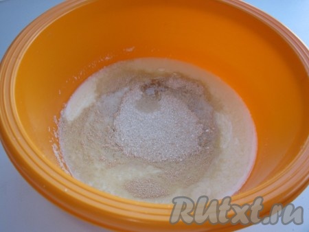 Сначала приготовим опару для теста. Всыпаем в теплый кефир дрожжи и сахар.
