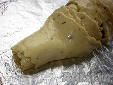 Из не разрезанного куска теста формируем голову крокодила (как на фото).
