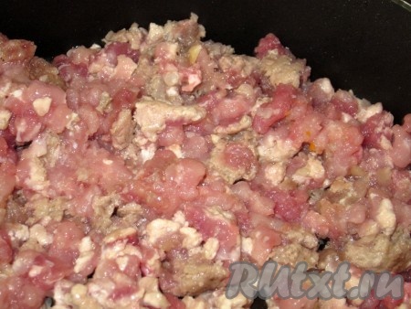 Обжариваем свинину на разогретой сковороде с добавлением растительного мяса, помешивая, до изменения цвета.

