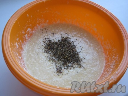 Всыпаем прованские травы и растопленное сливочное масло.
