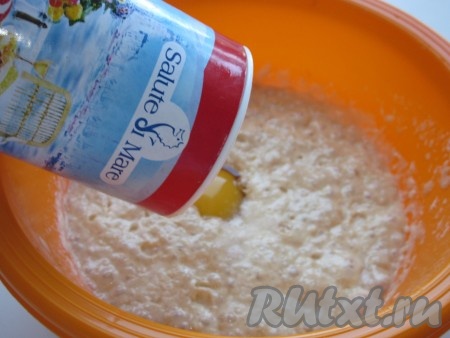 Добавляем одно яйцо и солим по вкусу.
