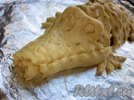 Делаем глазки и формируем из остатков теста лапки.
