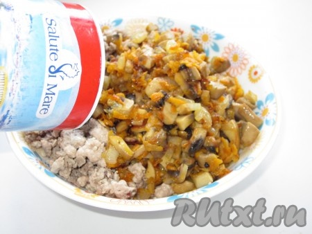 Солим, перчим по вкусу, хорошо перемешиваем и начинка для пирога "Крокодил" готова.
