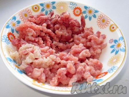 Перекручиваем мясо через мясорубку.
