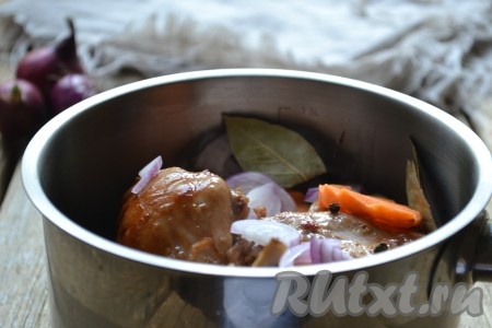 Добавляем нарезанные лук и морковь, душистый перец, лавровый лист.
