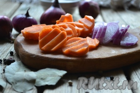 Очищенные морковь и лук нарезаем кружками.
