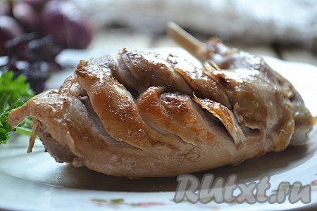 Кролик, приготовленный с добавлением красного вина, получается нежнейшим, ароматным и очень приятным на вкус.
