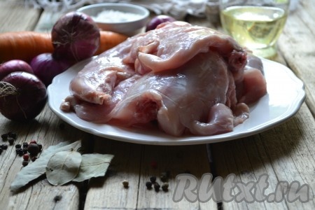 Мясо кролика моем, обсушиваем, нарезаем на порционные кусочки и солим. 
