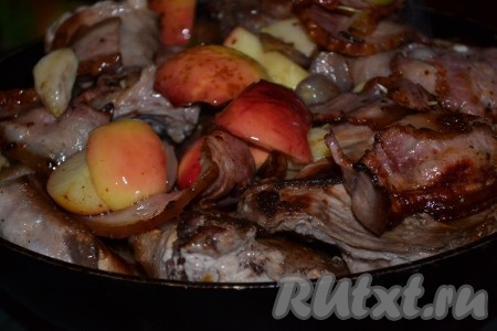 В большой огнеупорной форме соединить мясо кролика с&nbsp; яблоками, луком, беконом. Накрыть форму крышкой и поставить запекаться в разогретую до 180 градусов духовку на 45-60 минут.
