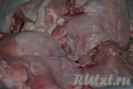 Разрезать тушку кролика на порционные кусочки, поперчить, посолить и оставить минут на 30.
