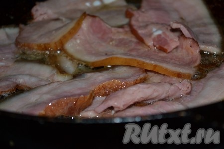 Разрезать бекон на кусочки и обжарить на разогретой сковороде в течение нескольких минут.
