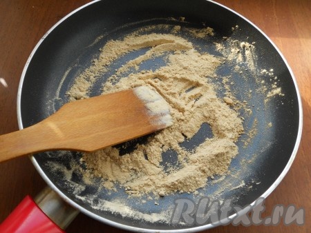 На сухую сковороду всыпать муку. Обжарить её на среднем огне, постоянно помешивая, до золотистого цвета.