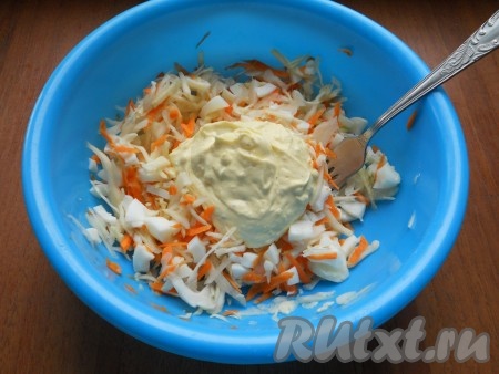 К растёртым желткам добавить сметану, майонез, лимонный сок, черный свежемолотый перец, тщательно растереть до состояния соуса. Этот соус добавить в салат.
